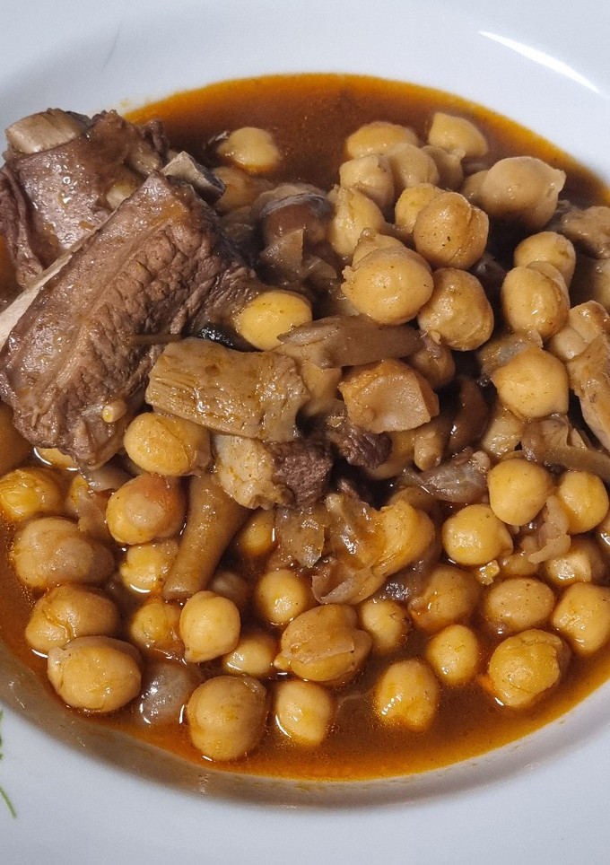 Una foto de Garbanzos con costillas y setas