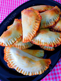 Una foto de Empanadillas de gambas en crema reducida de las mismas cabezas
