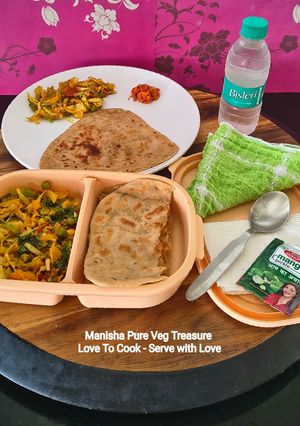 तिकोना जीरा पराठा - पत्ता गोभी मटर आलू टमाटर की सूखी सब्जी - गुजराती स्टाइल - बेंटो लंच बॉक्स रेसिपी मुख्य फोटो