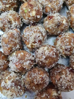 ખજૂર પાક (Khajoor Paak Recipe In Gujarati) રેસીપી મુખ્ય ફોટો