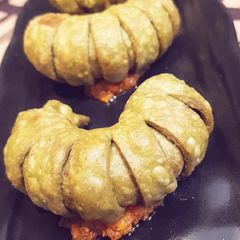 A picture of Spiral paneer samosa.