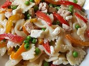 Una foto di pasta fredda di pesce