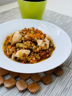 Una foto de Estofado lentejas con verduras y pollo