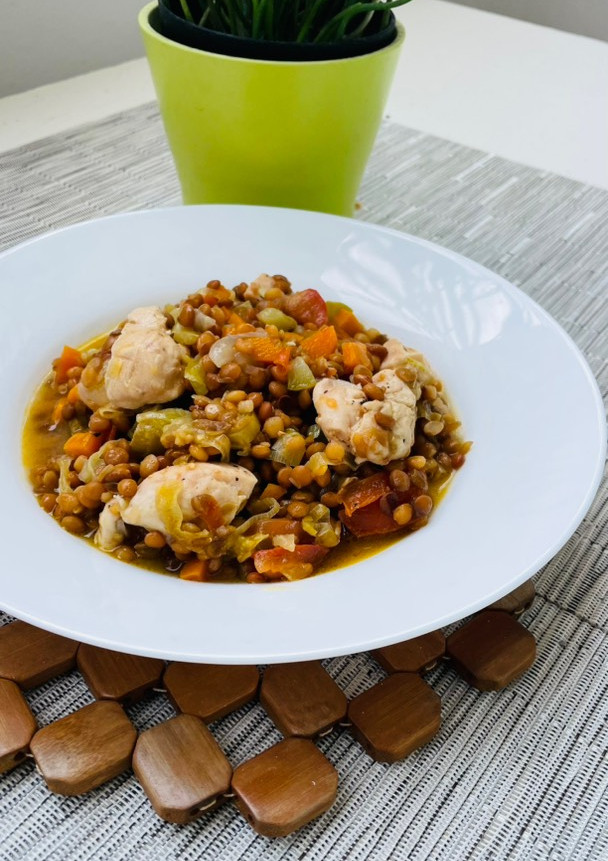 Una foto de Estofado lentejas con verduras y pollo