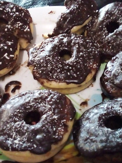 Una foto de Donas de chocolate 🍫 al horno con baño de chocolate 😍
