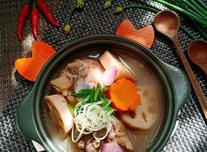 Hình của món Chân giò hầm củ sen.