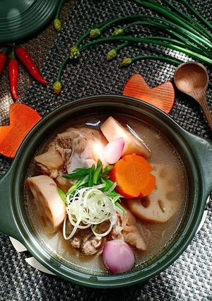 Hình của món Chân giò hầm củ sen.
