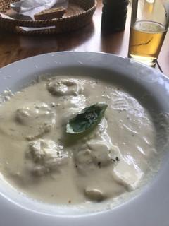 Una foto de Raviolis de langosta y camarón