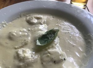 Una foto de Raviolis de langosta y camarón