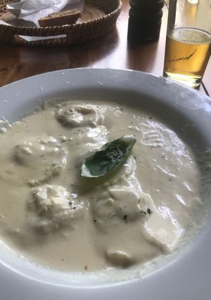 Una foto de Raviolis de langosta y camarón