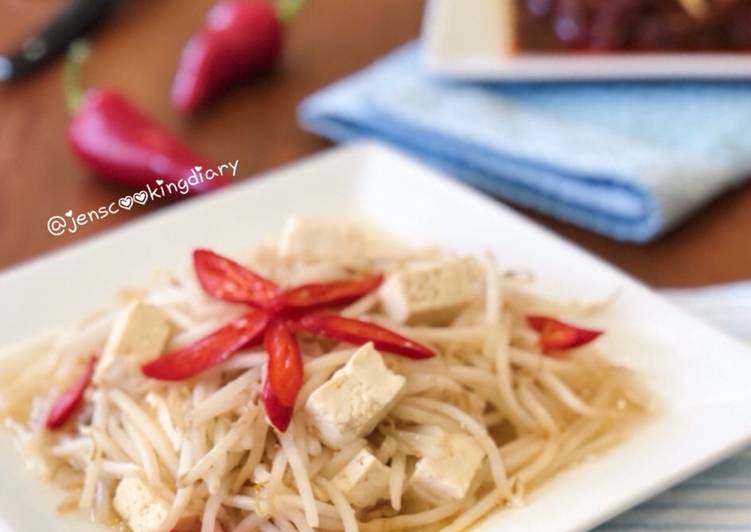 Recipe of Homemade Simple Bean Sprouts Stir Fry