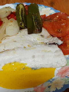 Una foto de Dorada al horno con salsa Rouille y verduras asadas