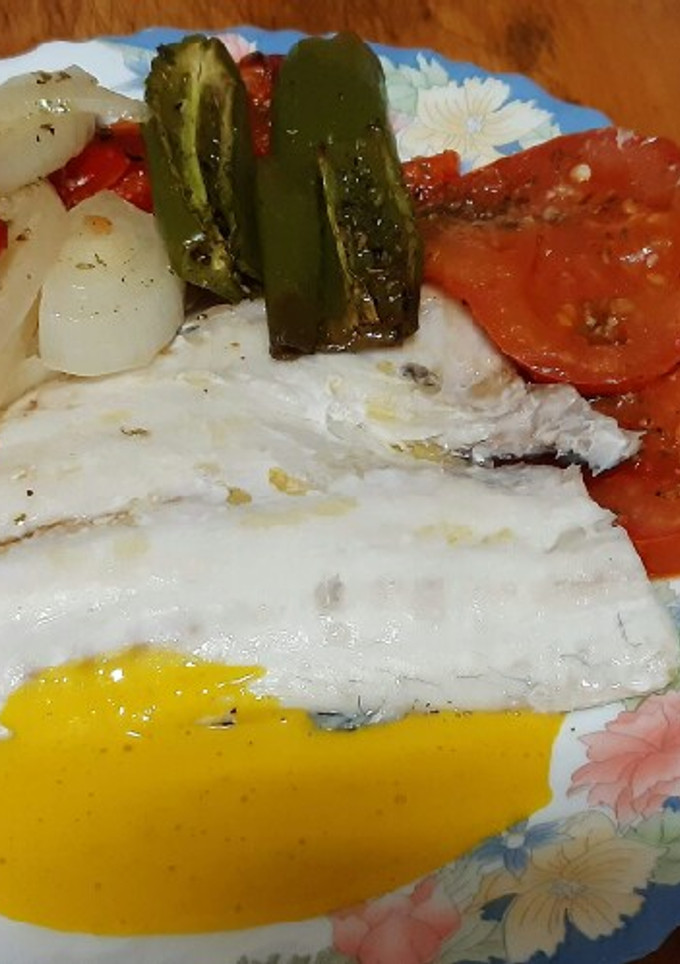 Una foto de Dorada al horno con salsa Rouille y verduras asadas