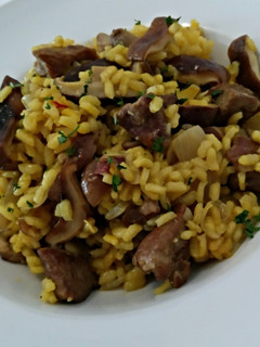 Una foto de Arroz con pluma ibérica y setas shiitake