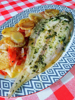 Una foto de Lenguado al horno con Ali oli de perejil, cilantro y ajos