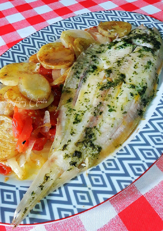 Una foto de Lenguado al horno con Ali oli de perejil, cilantro y ajos