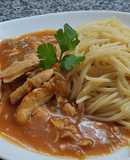 Spaghetti con estofado de pollo