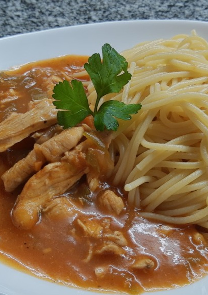 Una foto de Spaghetti con estofado de pollo