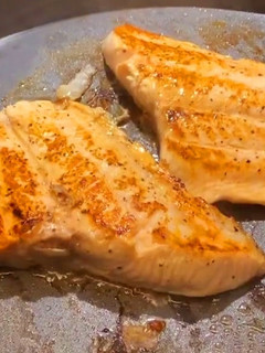 Foto de Salmão na frigideira
