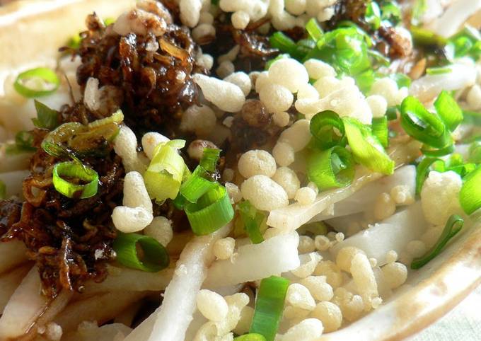 Recipe of Super Quick Homemade Daikon Salad with Tempura-crumbs and Jako Fish