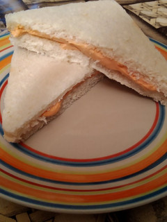 Una foto de Sándwich de queso con tomate estilo Rodilla