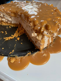Gluténmentes Snickers sajttorta recept fotója