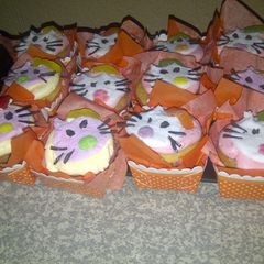 A picture of HELLO KITTY CUPCAKES.