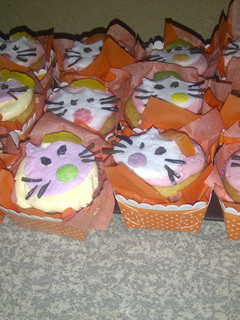 A picture of HELLO KITTY CUPCAKES.
