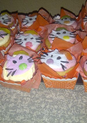 A picture of HELLO KITTY CUPCAKES.
