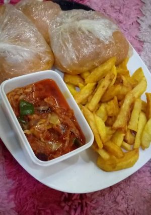 A picture of Fried chips, Yam Moi-moi and sauce.