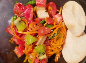 Una foto de Ensalada Surimi Kiwi