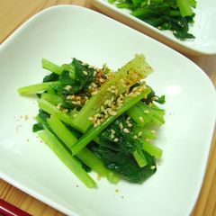 A picture of Komatsuna Namul (Korean-style Salad).