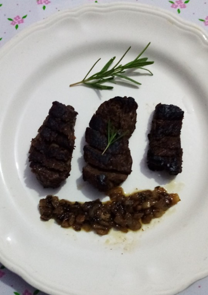 Una foto de Filete al perejil con papas rústicas