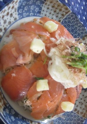 A picture of Delicious Cheese and Salmon Chirashizushi.