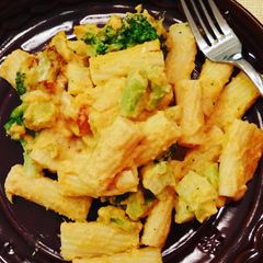 A picture of Sriracha cream rigatoni.