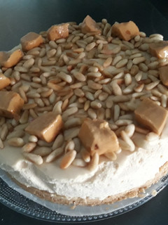 Una foto de Tarta de turrón con piñones