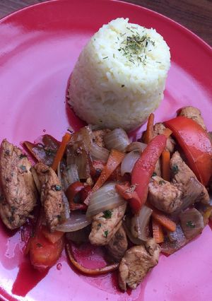 Una foto de Saltado de Pollo
