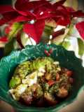 Ensalada de tomate cherry, aguacate y mozzarella con pesto de nueces y albahaca