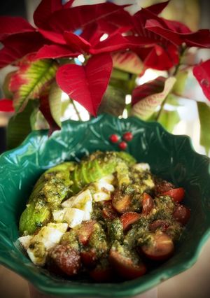 Una foto de Ensalada de tomate cherry, aguacate y mozzarella con pesto de nueces y albahaca