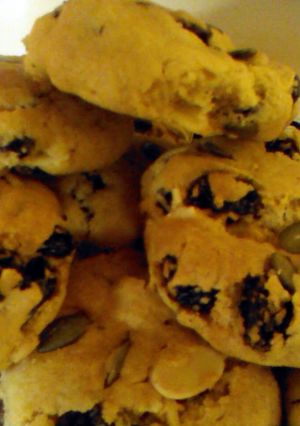 A picture of Almond and raisin cookie medley.