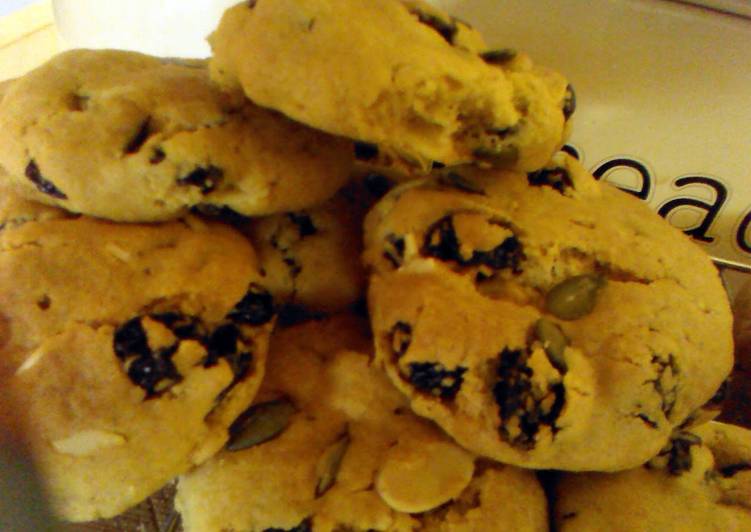 Almond and raisin cookie medley