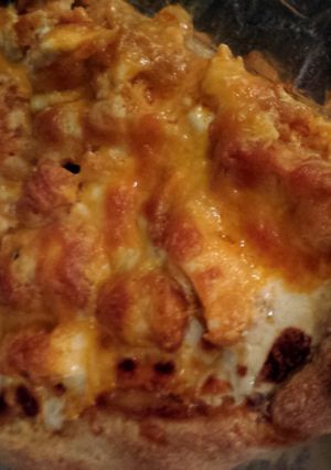 A picture of Buffalo chicken pizza.