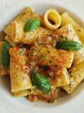 Rigatoni al pesto y tomate