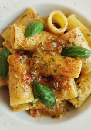 Una foto de Rigatoni al pesto y tomate