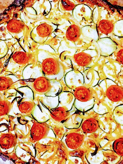 Una foto de Pizza vegetal con base de quinoa