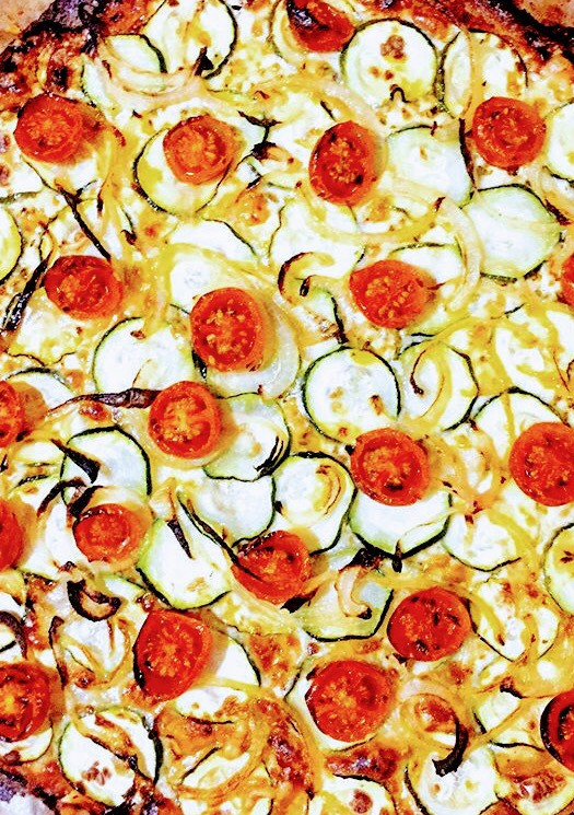 Una foto de Pizza vegetal con base de quinoa
