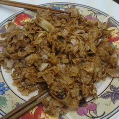A picture of Flat rice noodles (Pho Xao).