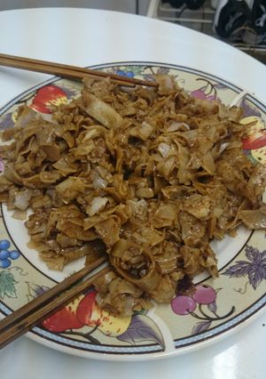 A picture of Flat rice noodles (Pho Xao).