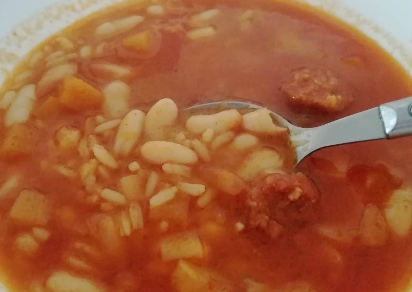 Potaje de judías blancas, arroz y trocitos de calabaza