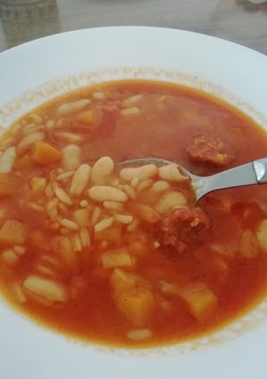 Una foto de Potaje de judías blancas, arroz y trocitos de calabaza